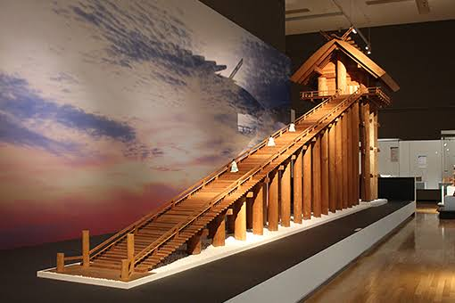 以夕陽為背景展示的古代本殿階梯部分復原模型