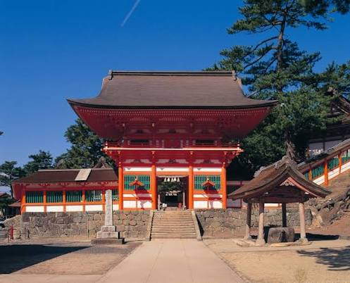 The vermilion-lacquered gate hall of Hinomisaki Shrine