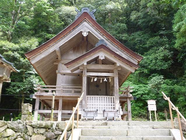The hall of Sogasha, standing atop stone steps at the foot of Mt. Yakumo